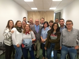El Dr. Manuel Mª y los alumnos del curso sobre Factores implicados en el éxito de los implantes inmediatos postextracción.